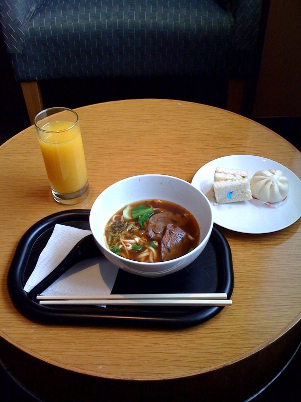 CXラウンジの牛肉麺